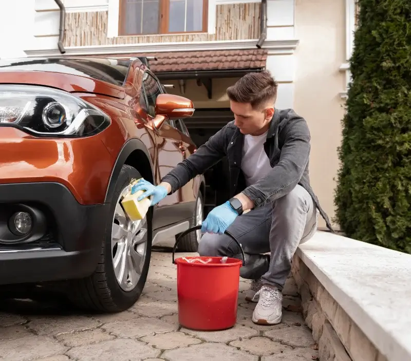 Lavage auto à domicile La Tour-Saint-Gelin : professionnel intervenant sur un véhicule